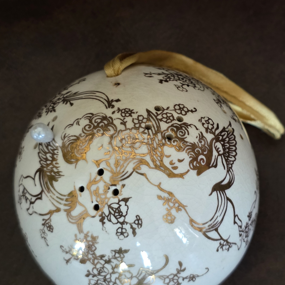 Gold Cherub Ceramic Potourri Closet Hanging Ball.- Cream/Gold